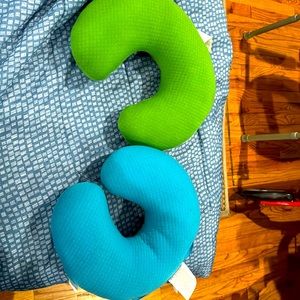 Travel neck pillows